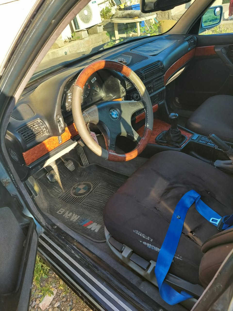سلام عليكم Bmw 735
بيهة محرك 30
سياره شوفت عينك سيارة كاعدة عوزهة بس صبغ
و نقص حداديه و تايرات خلفيه
تبريد شغال
سعرهة 35 و بيهة مجال
***********
