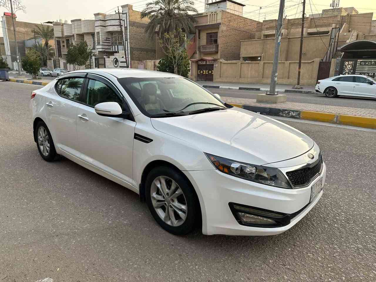 السلام عليكم *********** للبيع كيه اوبتيما وارد أمريكي موديل 2013 السعر (110) طخته جاملغ امامي بدون دواخل مواصفات السياره مكينه 2400 تحكم ستيرن جهتين شاشه كبيرة كامره خلفيه أشاير بلمري ويل كب مثبت سرعه نظام ايكو ويل كب مكينه وكير وحداديه وتخم تايرات بحاله ممتازه جدا جدا رقم كربلاء مكان سياره في كربلاء تحويل مباشر
