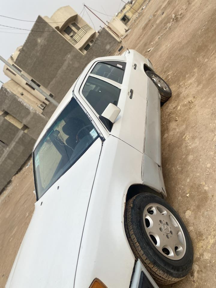 سلام عليكم مرسدس دب رقم صدامي راعيها يمي سياره صدر خلفي جديد وبيها تلحيضات مثل ماصده وبك لايت مكينه وكير زينات سعر ٢٥ وعليها غرامه ٤ تنزل من سعر  مكاني بلكوت رقم ***********
