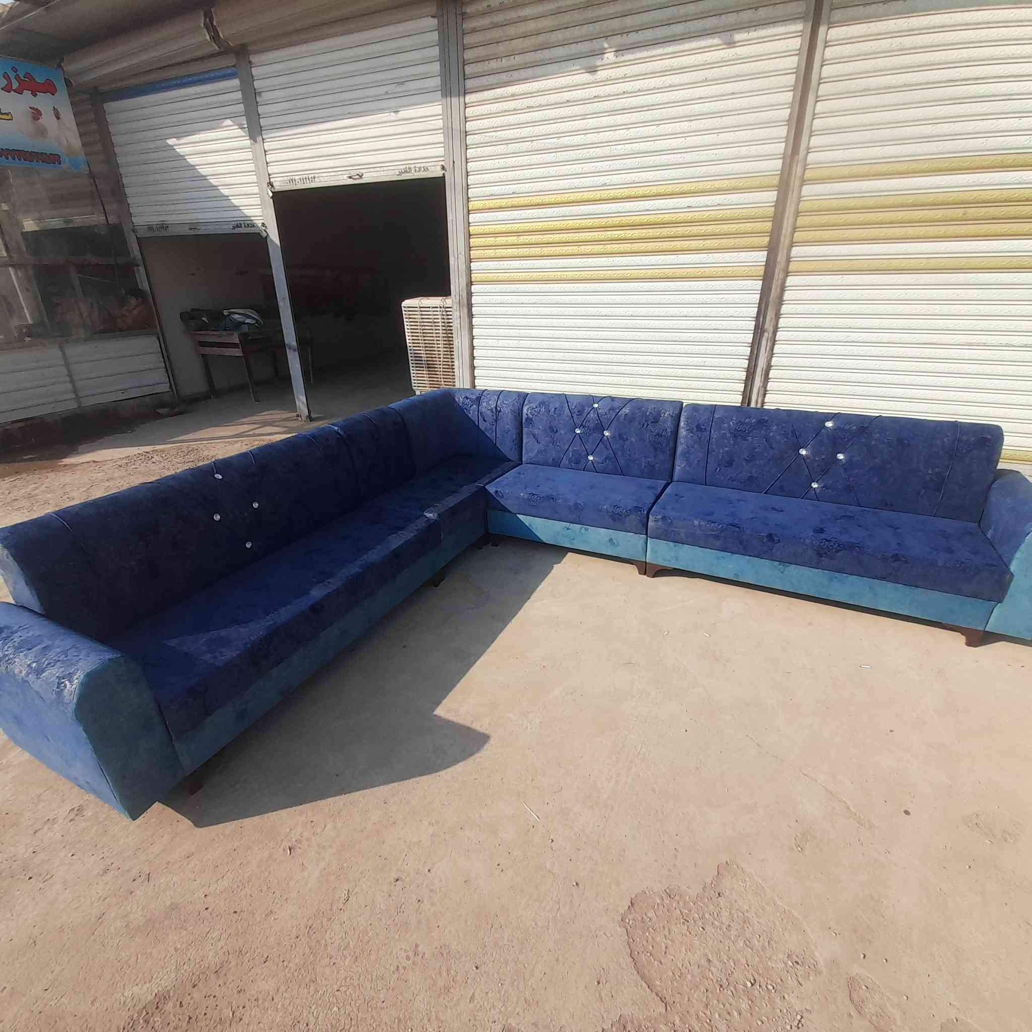 السلام عليكم ديوان للبيع 10 مقعد سعر كلش مناسب 325 شغل درجه اولى مكاننا جسر ديالى الجديد القرقوليه رقم الهاتف ***********
