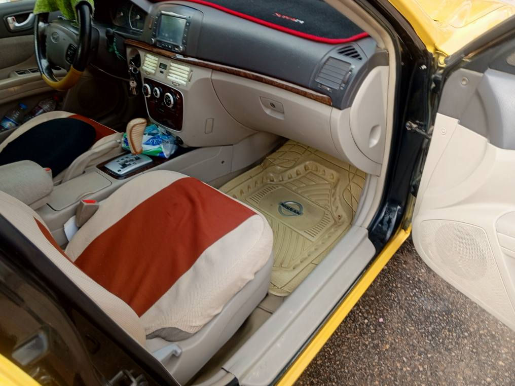 السلام عليكم 
سياره سوناتا 2006 خليجي 
خط كربلاء نجف 
السياره مكفولة عدا قبق الجنطه 
السياره نظيفه حسب ما موجود بالصوره ويمكن أحله
الحداديه جديده 
كير نضيف 
محرك نضيف 
تخم تاير 
مكان السياره النجف 
السعر 85 ورقه بيها مجال حك الجيه 
رقم الموبايل  
***********
*********** النجف, العراق
