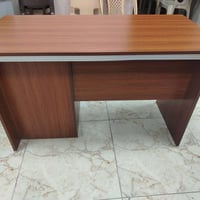 ميز مكتبي • للبيع