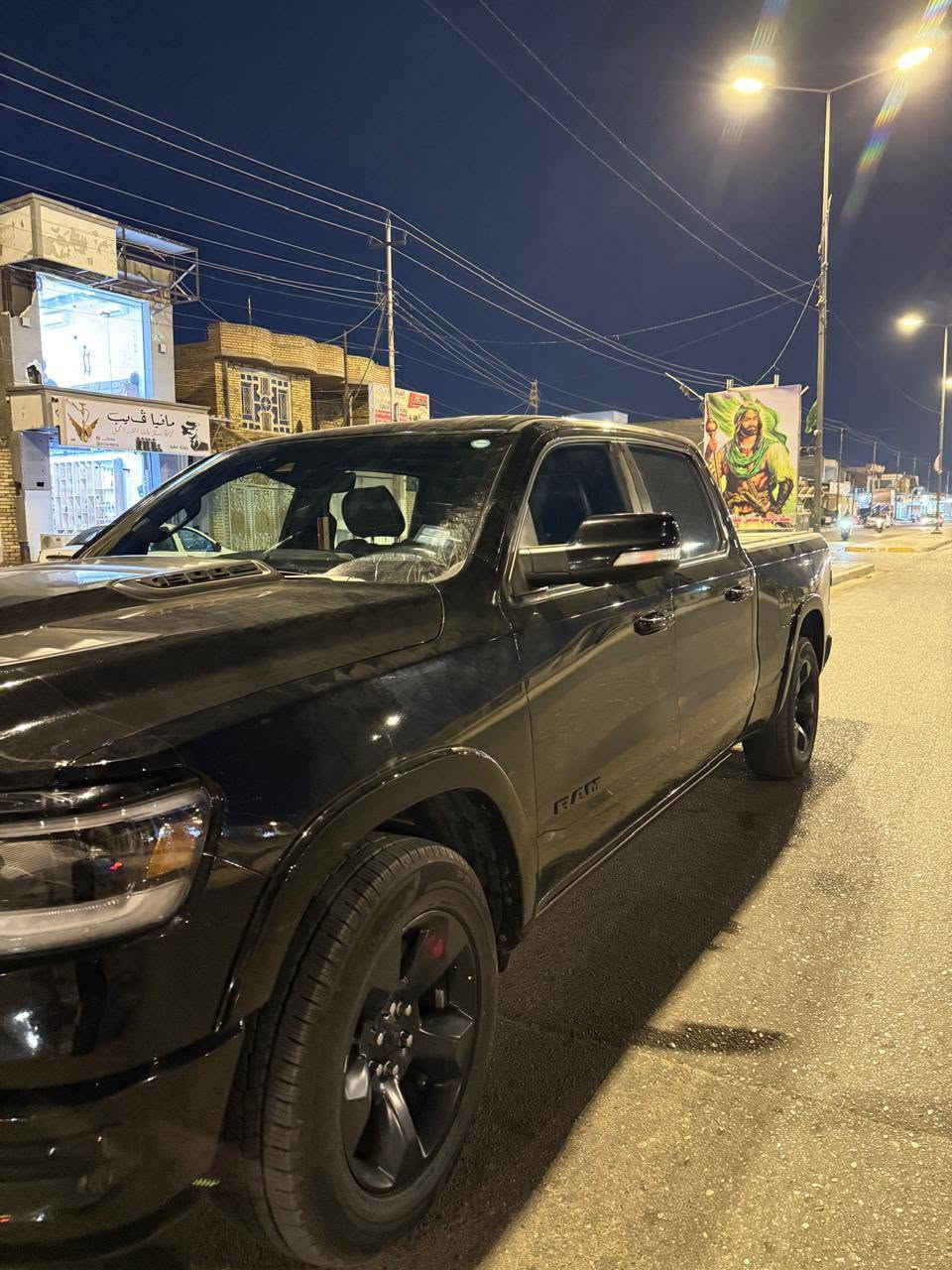 السلام عليكم
2019
* الفئة: Laramie
* المحرك: HEMI V8 سعة 5.7 لتر
* القوة: 395 حصان
* ناقل الحركة: أوتوماتيك 8 سرعات
* نظام الدفع: 4×4 (إذا كانت سيارتك دفع رباعي)
* المقصورة: جلد فاخر
* المقاعد الأمامية: كهربائية مع تدفئة وتبريد
* المقود: جلد مع تدفئة وأزرار تحكم
* الشاشة: Uconnect قياس 12انج * يدعم: Apple CarPlay وAndroid Auto
* نظام صوتي ممتاز
* كاميرا خلفية
* حساسات أمامية وخلفية
* تشغيل بصمة (Keyless Entry & Push Start)
* تشغيل عن بُعد (Remote Start)
* مكيف أوتوماتيك ثنائي المناطق
* مثبت سرعة
* إنارة LED أمامية وخلفية
* مرايا كهربائية قابلة للطي
* جنوط ألمنيوم 20 إنش)
* صندوق تحميل واسع مع باب خلفي مساعد على الفتح والإغلاق
* قدرة سحب عالية تناسب القوارب والكرفانات والمقطورات.
* السيارة كلين تايتل بدون اي ضرر
* اللون اسود ماشية 160 الف
* للاستفسار عن السعر الاتصال ع الرقم *********** اتصال فقط
