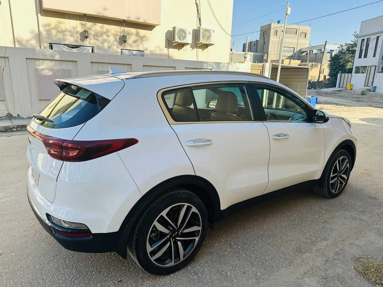 سبورتج 2020 خليجي
وكالة الشركة الدولية 
ماشيه ٧٤ الف كيلو
رقم بابل تحويل مباشر

- شاشه 
- كاميرا دواره 
- حساسات خلفية
- حساسات اماميه 
- مرايات شفط
- اشاير بالمري
- كشنات جلد عسلي
- قطعتين تبريد
- تحكمات ستيرن

السياره بوضع الوكاله مكفوله كفاله عامه من الحادث والصبغ والتبديل والبارد 
كير مكينه تبريد كهربائيات مكفولة
السعر ١٩٠ بيها مجال
***********
حله شارع ٤٠
