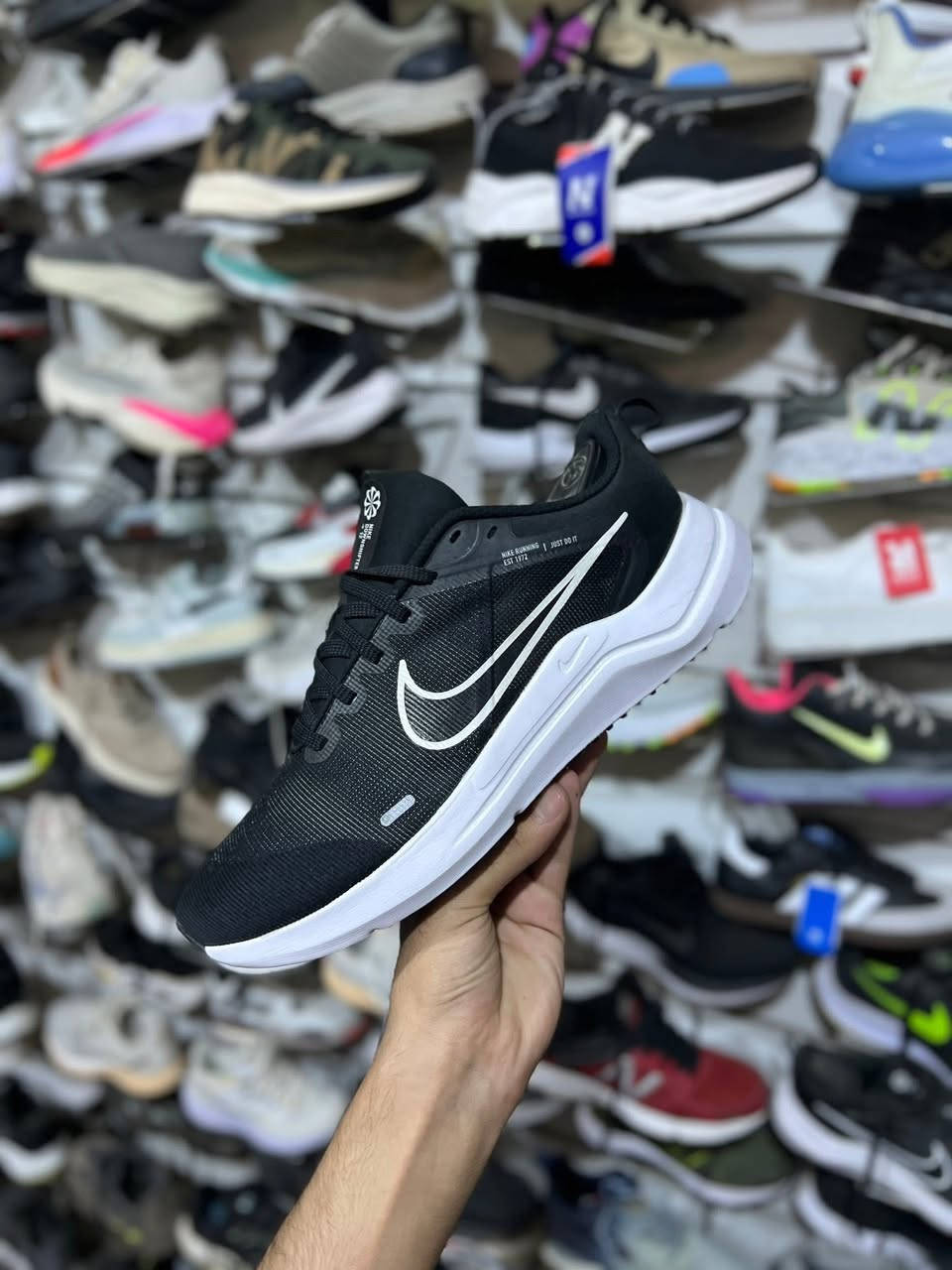 اورجنال وكالة اصلي نايك جديد
قياس 43
طول القدم 27 ونص
وزن خفيف طبي رياضي مريح مانع تزحلق فوم طبي مشبك يدخل هواء الى القدم
يوجد توصيل الى بغداد والمحافضات
عنوان المحل بغداد الجديدة سوق الباله
***********
