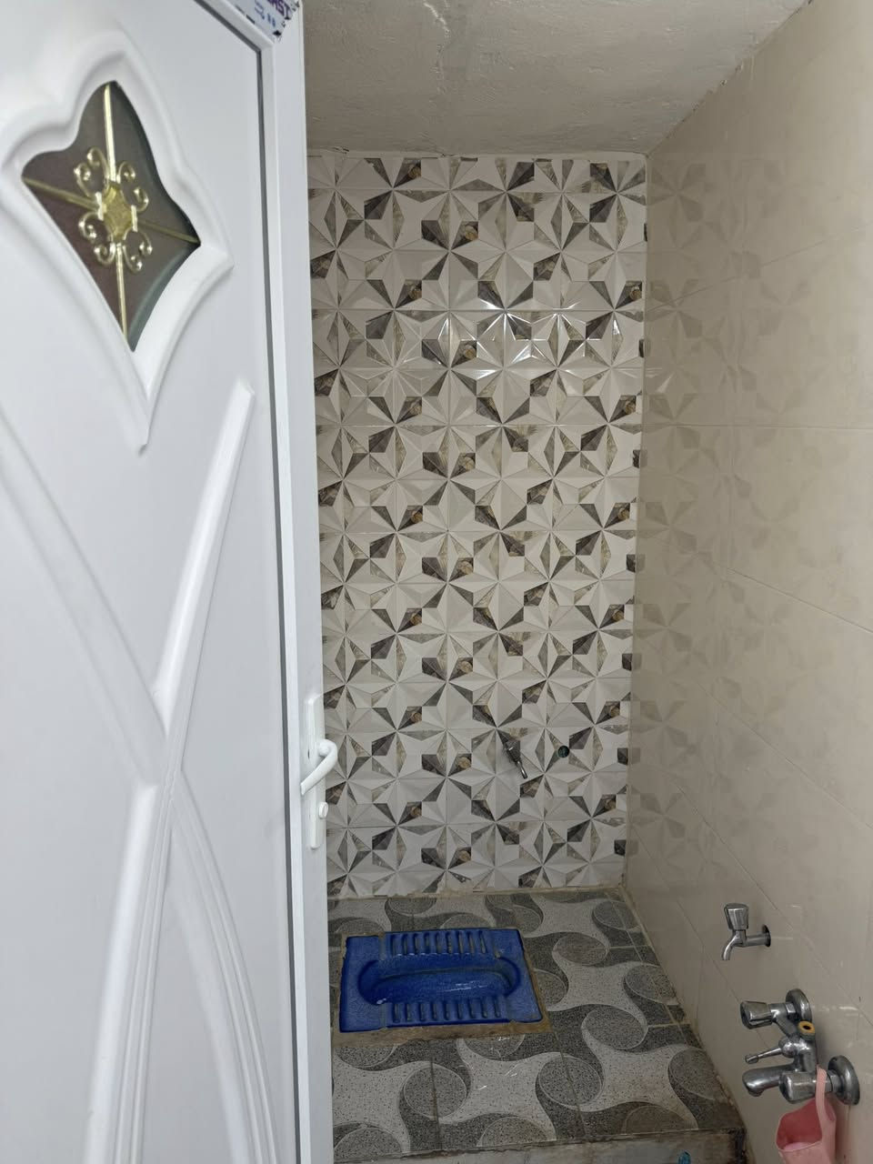 السلام عليكم بيت للبيع 100متر غرفة وصالة ومطبخ واستقبال وصحيات كونكريت مسلح.
مكتب حازم البديري 
***********
