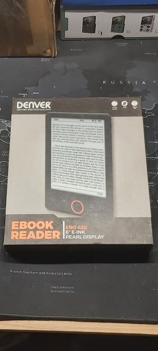 السلام عليكم 
قارئ الكتب الإلكترونية
  هو طراز Denver EBO-620. 

يتميز الجهاز بالمواصفات الرئيسية التالية:
- الشاشة: شاشة بحجم 6 بوصات بتقنية الحبر الإلكتروني (E-Ink Pearl) وبدقة 1024 × 758 بكسل. (لا تدعم الشاشة اللمس أو الإضاءة الخلفية في هذا الطراز المحدد).
-التخزين: ذاكرة داخلية مدمجة بسعة 4 جيجابايت. يدعم الجهاز إضافة بطاقة MicroSD (تصل سعتها إلى 32 جيجابايت) لزيادة مساحة التخزين.
-البطارية: بطارية ليثيوم مدمجة بسعة 1500 مللي أمبير توفر ما يصل إلى 20 ساعة من القراءة لكل شحنة.
-التوافق: يدعم مجموعة واسعة من تنسيقات الكتب الإلكترونية، بما في ذلك PDF و EPUB و TXT و MOBI، بالإضافة إلى الملفات المحمية بواسطة ADOBE DRM.
- يمكن تحميل الكتب العربية pdf عن طريق الموبايل والابتوب من خلال ubs نقل الكتب 
-الاتصال: يتضمن منفذ Micro-USB للشحن ونقل الملفات من الكمبيوتر، ومنفذ لبطاقة MicroSD. (لا يحتوي على اتصال Wi-Fi أو Bluetooth).


**إذا كنت صاحب هذا الإعلان وتريد حذفه لأي سبب، رجاءا أرسل رسالة إلى الدعم الفني**