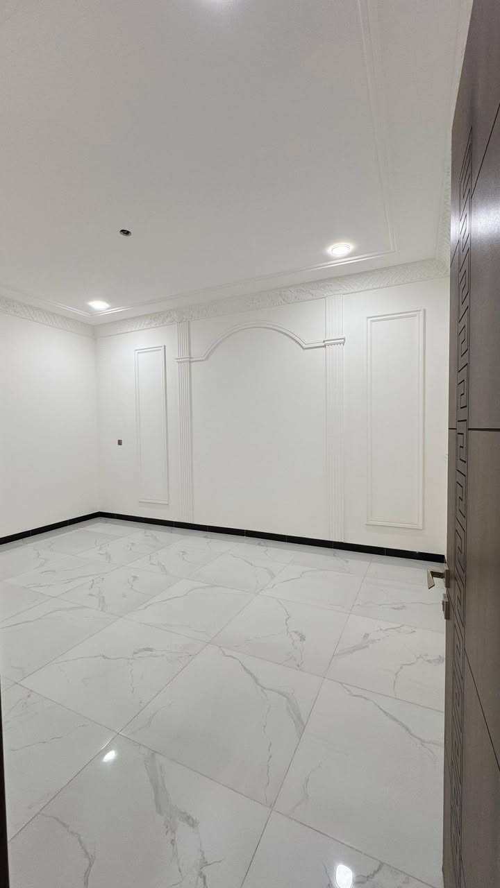 للبيع 
بيت حديث زيرو مساحة (80) متر واجهه (8) متر 

3 طوابق بموقع مميز وراقي جدا 

الطابق الأول ( استقبال صاله مطبخ و غرفة نوم وخدمات ) 

الطابق الثاني ( غرفتين نوم وخدمات ) 

الطابق الثالث ( غرفه نوم وبيتونه )

شارع فلسطين / تقاطع النخله / ظهر التجاري
 
للاستفسار *********** 

يوجد واتس اب
