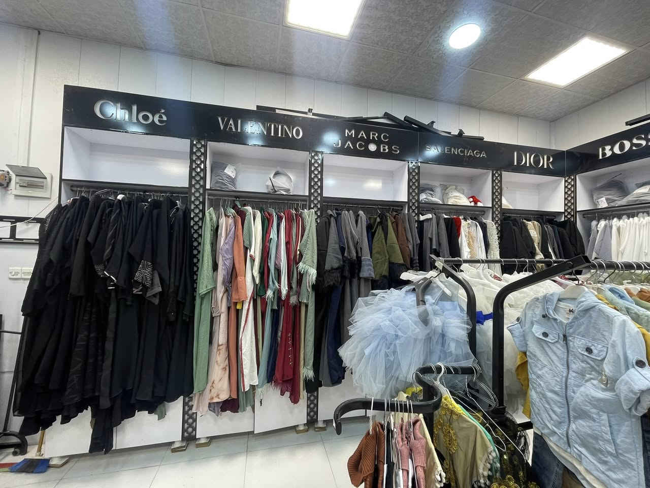 سلام عليكم 

عارضات محل كوزمتك للبيع كلهن الموجودات بالصور والفيديو عدد ٣  خمسة متر لكل وحده مع ارتفاع مترين وشوي تقريبا  

السعر مليونين ونص  وقابل للتفاوض

للاستفسار والتواصل الاتصال  للشاري فقط ع الرقم: ***********
