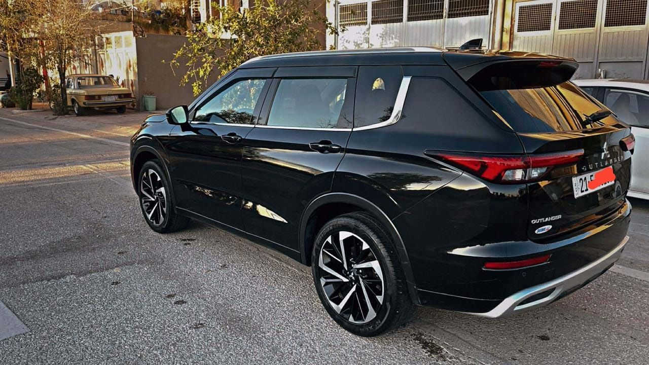 میتسوبیشی ئاوتلاندەر 2023 - مۆدێل SEL
​ئەم سەیارەیە فول فول مواسەفاتە و هەموو تایبەتمەندییە پێشکەوتووەکانی تێدایە:
ـ ​بزوێنەر: 2.5 لیتر، وارد ئەمریکی.
ـ ​دیزاینی دەرەوە: سەقف ڕەشی بیلادی، پانۆراما، لایتەکان زینۆن، ویل کڕۆم.
ـ ​ناوەوە جەڵدی ڕەشی پاقلاوەیی بیلادی.
ـ ​کوشنەکان کارەبایی و هیتەر (گەرمکەرەوە)، ـلەگەڵ سیستەمی خەزن (Memory Seat).
ـ ​7 سەرنشین (سێ ڕیز کوشن).
ـ ​تەبرید مەرکەزی و پەردەی جامە دواوەکان بە شێوەی بیلادی.
ـ ​شاشە گەورە و شاشەی بەردەم سوکان (دیجیتاڵ).
ـ ​شاشەی داتاشۆ (Head-up Display) لەسەر جامەکە.
ـ ​بارگاویکەرەوەی مۆبایل بە بێ تەل (Wireless Charger).
ـ ​5 کامێرا (سیستەمی 360 پلە: پێشەوە، دواوە و لایەکان).
ـ ​حەساسی پێشەوە و دواوە.
ـ ​ڕاداری پێشەوە و ڕاداری لایەکان (نیشانەی ئاگادارکردنەوە لەسەر ئاوێنەکان).
ـ ​سیستەمی دیاریکردنی خێرایی و کۆنترۆڵی سوکان.
ـ ​تایبەتمەندی تر: بەسمە، سندوق شفت، برێک بەسمە.
دووپارچەی بۆیاخ ...دەرگای سەکن و دوای سەکن پێش و دوای کەپسەو نوقتەی پێوە نیە 
ڕەقەم( سلیمانیە) و تا( ٢٠٣٠ )تازەیە
٥٠ هەزار ڕۆشتووە
بۆ پەیوەندی کردن:
***********
*********** بنجوين, السليمانية
