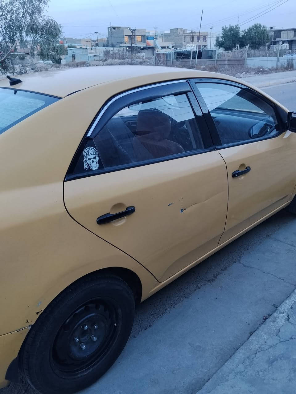 السلام عليكم سيراتو موديل 2012 خليجي ب اسمي رقم بغداد مكفولة من الضربه ومكينة وكير تبريد تدفئة تايرات جديد السيارة مباشر للشارع السعر 88 وبيه مجال مكان السيارة بغداد المحمودية الرقم ***********
