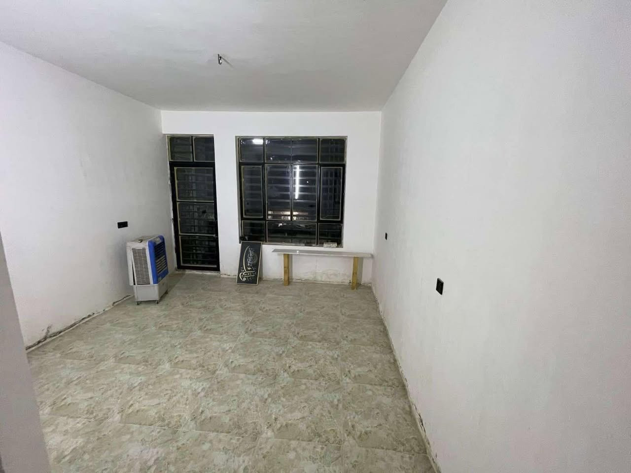 السلام عليكم ورحمة الله وبركاته #بيت للبيع بناء #حديث #Vip ( #طابو  #صرف )
المساحه 200 متر واجهه 9 والنزال 22

العنوان/ #الشعب شارع  #الصحه مقابل مطعم محمد الكردي 

الطابق الاول يحتوي  عل كراج ومدخلين وصحيات خارجية واستقبال كبير ومطبخ  حار ومطبخ بارد وصحيات داخليه وغرف نوم عدد اثنان 2  وصالة كبيرة أيضاً والطابق الثاني يحتوي على غرف نوم عدد اربعة 4  كبيرة وصالة وسطية وخدمات صحية وبلكونه كبيرة  وبيتونه كبيرة وسطح كبير 

ملاحظه مهمه الدار بناء فول درجة اولى ارضية مرمر وكهرباء من احدث وافضل الانواع شغل شركة هندسية اختصاص وماء ومجاري من احدث وافضل الانواع وموقع حلو ومرتب وشارع عريض رصيف جديد البيت بناء سنة 2024 حديث 

#السعر  الاتصال ***********

للاستفسار  مع صاحب العقار مباشرتاً بدون دلالية

() يوجد واتساب ايضا
