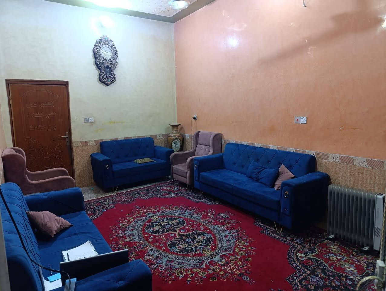 الدار للبيع مساحه ١٤٠ حي التجار.. الطابق الاول 
ديوانية 
المطبخ
الصالة
غرفة 
حمام وصحيات 2 منور 
الطابق الثاني 
ثلاث غرف +صالة +حمام+صحيات واتساب ***********
