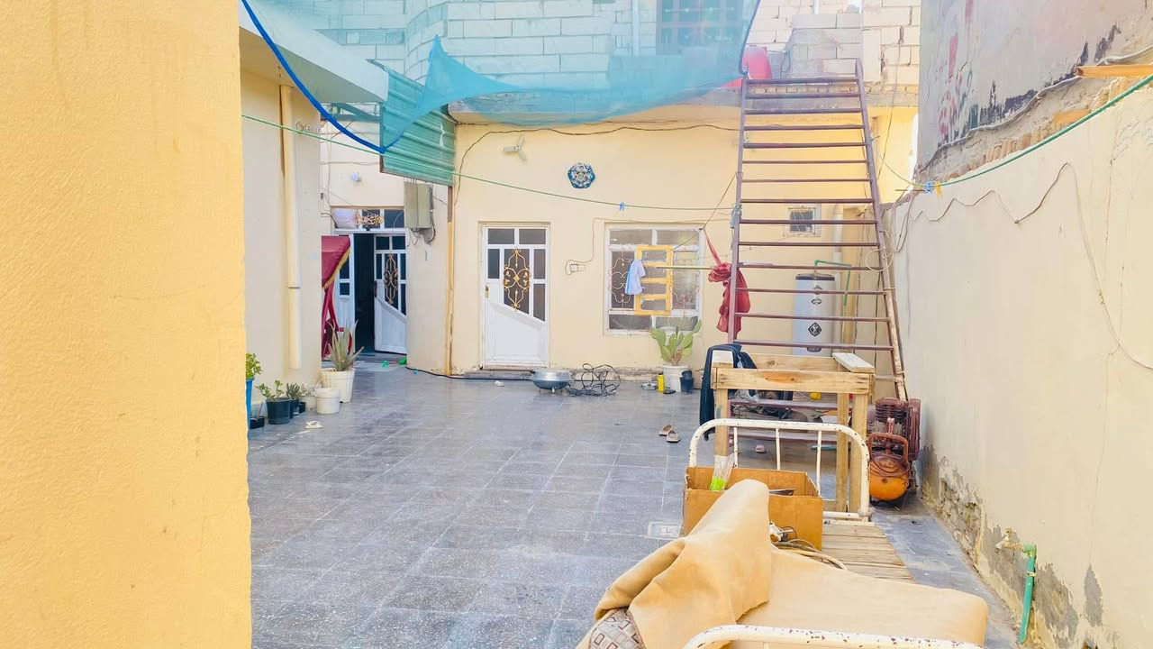 سلام عليكم دار للبيع مساحه 275) طابو صرف يحتوي على ٣ غرف نوم ومطبخ  صحيات داخل وخارج استقبال خرجي طابقين عنوان قرب مصرف رشيد الولايه ***********
