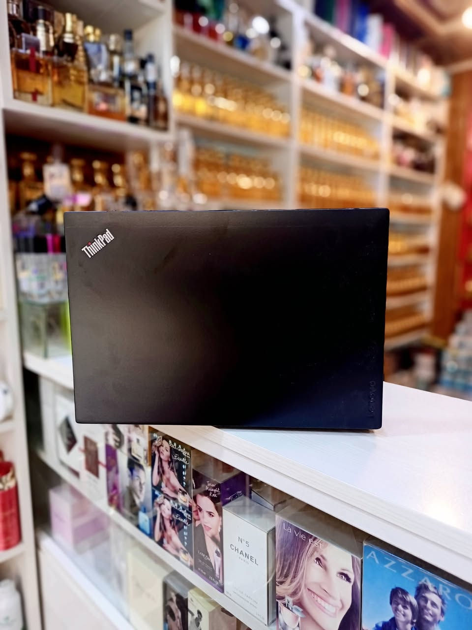 لابتوب بمواصفات ممتازة
Cor i5 
الجيل 8
الرام 8GB 
الهارد 256GB ssd 
حجم الشاشة 14.6 انج 
كارت الشاشه 4GB intel 
بطارية ليثيوم ممتازة تمشي 3 ساعات 
نظافة الجهاز عالية جدا جدا 
🎁 الملحقات 
شاحن أصلي + حقيبة  
السعر 225 الف دينار 
يتوفر توصيل لجميع محافظات العراق 
للتواصل على الخاص او على الواتساب
***********
***********
