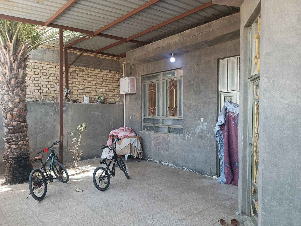 بيت للبيع الجربوعيه ثانيه طابو صرف 
غرفتين وصاله ومطبخ وبراني وحمامات داخليه وخارجيه تاهاوي اثنين البيت صب كونكريت السعر خاص او الاتصال على رقم *********** علما انا المنطقه مخدومه تبليط ومجاري وارصفه قريب البيت للشارع
