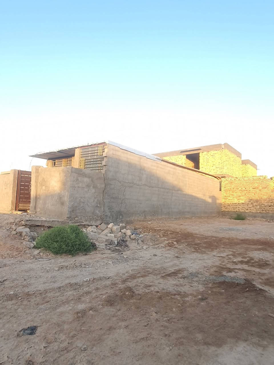 السلام عليكم بيت مساحة 140 م مع قطعة مساحة 100 م مجاور البيت طابو زراعي شرط التحويل بأسم المشتري 
البيت يحتوي على غرف عدد ٢ 
ومطبخ وصالة كبيرة ومجمع صحيات خارجي وداخلي  البيت نقصة فقط ارضية وامور بسيطة 
موقع البيت الطهمازية قرب الروائي الكبير 
يبعد.عن مركز سيف سعد 800 متر 
السعر 58 مليون قابل للتفاوض 
لللاتصال ***********
