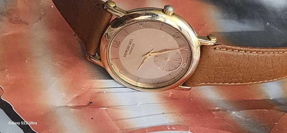 ⌚ للبيع: ريموند ويل جنيف (Raymond Weil) – أناقة سويسرية أصلية
​لعشاق الذوق الرفيع والقطع "النازكة"، معروضة للبيع ساعة ريموند ويل (جنيف) أصلية، قطعة تجمع بين الفخامة الهادئة والتصميم الكلاسيكي اللي ميوكع موديله.
​المنشأ: سويسرا (Swiss Made) – دقة جنيف المعروفة.
​القياس: قطر 33 ملم، قياس ملكي وراقي جداً على المعصم.
​المينا: لون نحاسي (Rose Gold) دافئ، مع عداد ثواني فرعي عند الرقم 6، ينطيها طابع الساعات الانتيك الفخمة.
​الحالة: الساعة نظيفة جداً، بريقها واضح، وتعمل بدقة متناهية.
​الحزام: جلد طبيعي بني متناسق تماماً مع لون المينا الذهبي.
​"ساعة مو بس للوقت، هاي قطعة فنية تملي العين وتناسب اللي يدور التميز."


**إذا كنت صاحب هذا الإعلان وتريد حذفه لأي سبب، رجاءا أرسل رسالة إلى الدعم الفني**