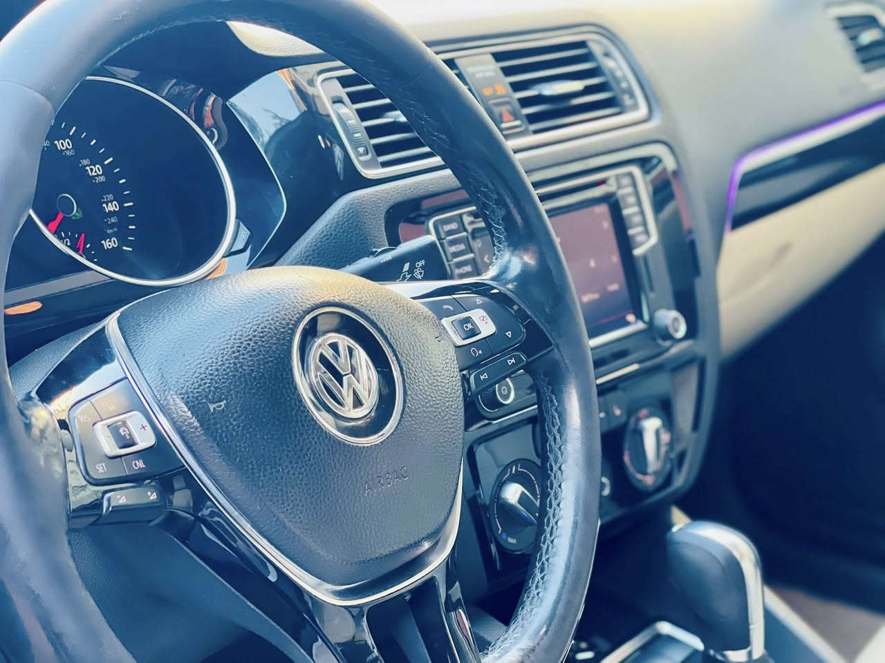 سلام عليكم
حادث جدا بسيط مرفق مع صور
جيتا 2016 SEL فول مواصفات اعلى مواصفات 
مكينه 1.800 تيربو 
كير مكينه مكفولات 
داخل بيجي كشن تدفئه 
رادارات جانبي خلفي امامي 
ماسحات اوتو 
ليتات داينمك متحرك 
فتحت سقف 
ويل اصلي 17 تخم تاير جديد 
السياره عليها دعاميه GLI 
لد داخلي متحرك 14 قطعه 
حادث السياره هلال الجاملغ الخلفي او باب خلفيه فقط
رقم بغداد مميز 
السعر 124$    وبيها مجال قليل 
مكان السياره بغداد الكرخ 
رقم ***********
