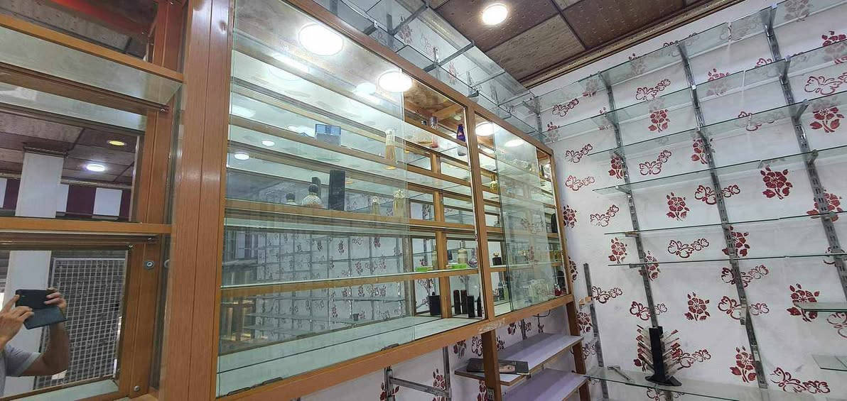 الاسـ. ـعار بنصف سعــ. ــر الجديد وأقل
وتوصيل داخل النجف 
ديكور محل كامل وجاهز 
ــ سكك +اذرعه +رفوف جام 
ــ فاترينيات المنيوم
ــ ميز المنيوم
ــ سقوف تايل +اناره داخليه (بروجكترات احمر  فوگ السقوف) 
ــ عارضة هوكات  1×2 متر 
ــ منظومة كاميرات 
الاغراض كلها شبه جديده
*********** 
***********
نجف/ناحية الحرية
