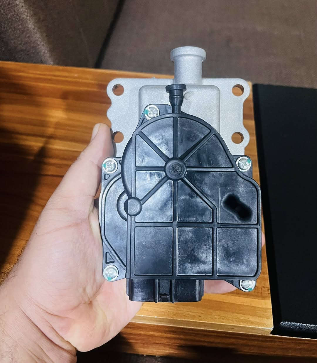 السلام عليكم
شباب قطعه امزون شرط بالكارتون 
لسيارت 4رنر و وهايلوكس 4*4  تاكوما 

تخص اتوقع الدفع الرباعي 📌

مع التوصيل 📍📍 45  الف اقل من الوكاله باضعااف 

تفاصيل من الموقع 

هذا المنتج عبارة عن مشغل فراغ للمفاضل الأمامي (Front Differential Vacuum Actuator) متوافق مع سيارات تويوتا، وهو مسؤول عن تشغيل وإيقاف نظام الدفع الرباعي. 
متوافق مع: تويوتا تاكوما (2005-2019)، تويوتا 4 رانر (2003-2019)، وتويوتا إف جيه كروزر (2007-2014). 
رقم القطعة البديلة: 41400-35034. 
الوظيفة: استخدام ضغط الفراغ لتعشيق المحور الأمامي عند تفعيل نظام الدفع الرباعي. 
السعر التقريبي: يتراوح سعره بين 157 إلى 386 دولارًا أمريكيًا


**إذا كنت صاحب هذا الإعلان وتريد حذفه لأي سبب، رجاءا أرسل رسالة إلى الدعم الفني**