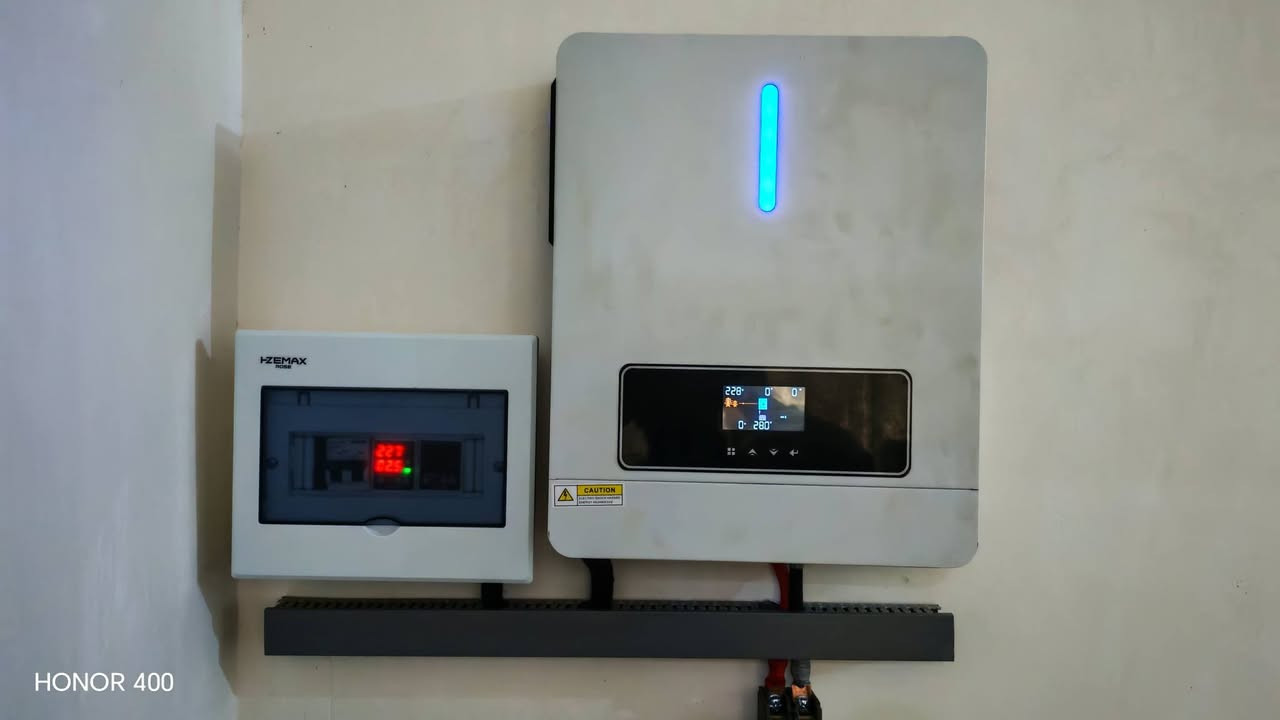 السلام عليكم ورحمة الله وبركاته :
عمل اليوم منظومه 7امبيرفي الرضوانيه الغربيه في قرية المعامير  لابن العم صالح عبدالله  تكونت من انفيرتر 4كيلوا واط مع بطاريه BYD 7.5 كيلوا واط عدد2 بقدرة تشغيل 8ساعات وامكانية تحديث المنظومه لل13امبير مستقبلاً. 🌹🌹🌹🌹
للتواصل مع : شمس المستقبل 🌷🌷🌷
***********
***********
متوفر نظام الاقساط 🌹🌹🌹🌹🌹🌹🌹
