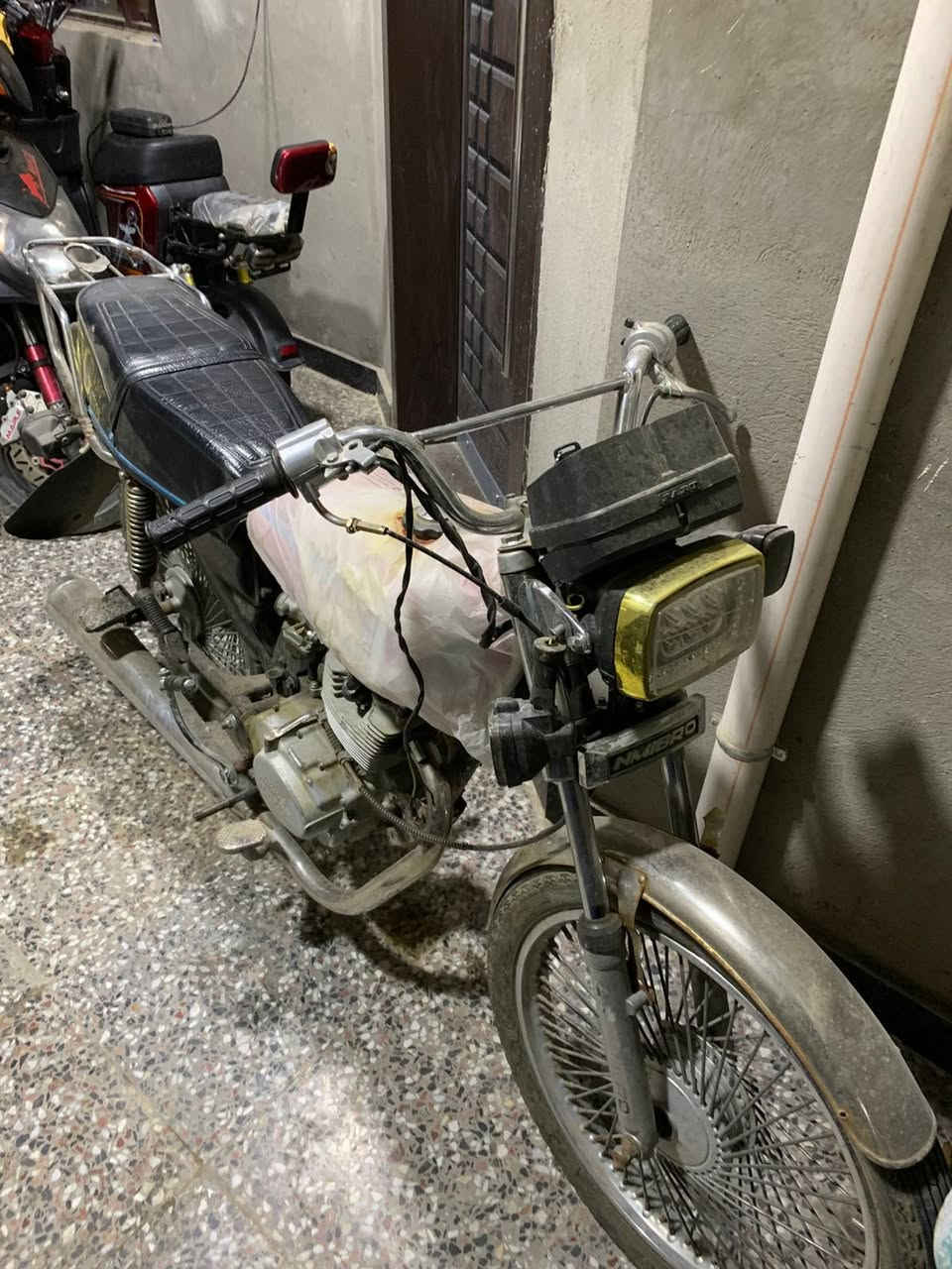 سلام عليكم ايرانية 4 كير للبيع دراجة متروكة بس تشتغل يرادلها تجفيت كهربائيات شغالة بيها نقوصات بصيطة ب200 و بيها مجال بسيط مكاني الغزالية
***********
بي بس واتس عندي نت 24 ساعة
