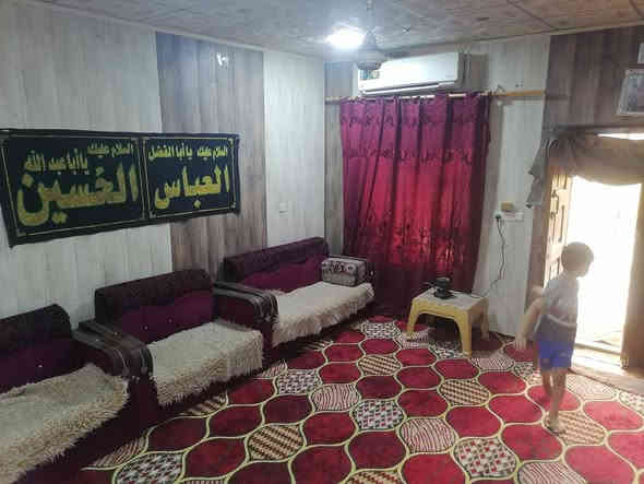 دار للبيع الجمعيات حي الخليج العربي م الرابعة قرب شارع بغداد قريب عن ساحه خدمات ثالث بيت عن المدرسة والروضة الشارع كله ٦ بيوت وجيران مثقفين
مساحه الدار ٢٢٠ الواجه ١١ والنازل ٢٠
غرف كبار وغرفه سويت ٤ صحيات كراج يتسع سيارتين
الاستفسار اكثر ***********
