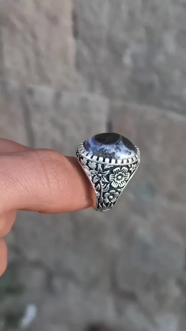 خاتم فضة ملكي فاخر 👑
تحفة فنية تجمع بين الأصالة والرقي،
متوَّج بـ عقيق يماني  طبيعي 100% يتميز بتفاصيل فريدة ونقشة نادرة لا تتكرر.

ومصنوع من فضة عالية الجودة بصياغة ملكية متقنة تناسب أصحاب الذوق الرفيع.للستفسار ‏مراسلة علي سيلفر عبر واتساب. https://wa.me/967776715229

💎 حجر طبيعي غير معالج
🛠️ صياغة متقنة وتشطيب فاخر
🎁 مناسب للإهداء والمناسبات الخاصة
📦 الشحن متاح
💰 السعر: ——— (يُحدد حسب الطلب)
اقتني الفخامة… فبعض الخواتم لا تُلبس فقط، بل تُحكى قصتها ✨
#خاتم_فضة #عقيق_يماني #خواتم_ملكية #عقيق_مصوّر #فضيات


**إذا كنت صاحب هذا الإعلان وتريد حذفه لأي سبب، رجاءا أرسل رسالة إلى الدعم الفني**