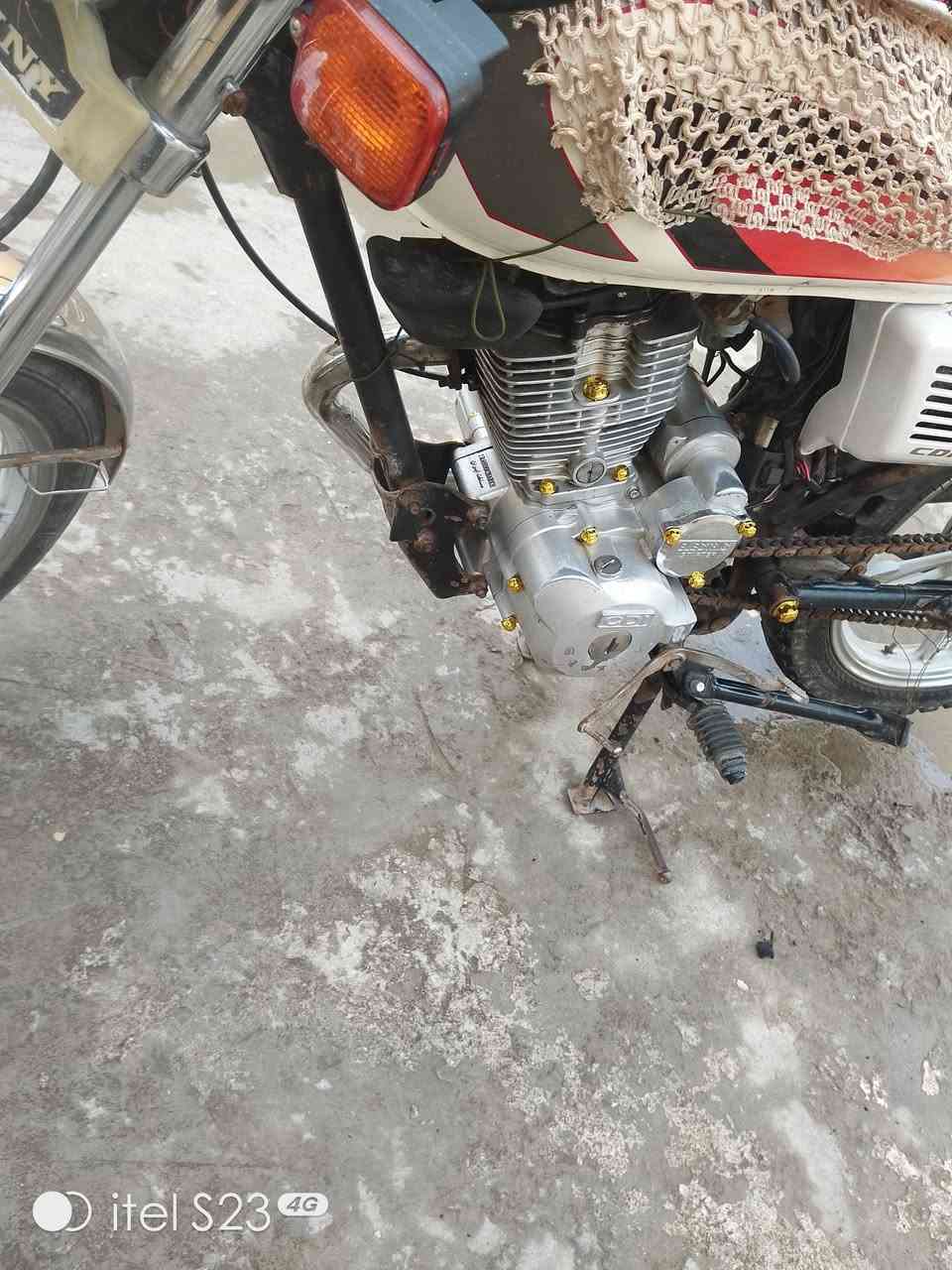 السلام عليكم للبيع دراجة سيفان 21دراجه كامله مكمله اوراق ومحرك خير من الله وكهربيات  كامله اتصل على الرقم ***********
