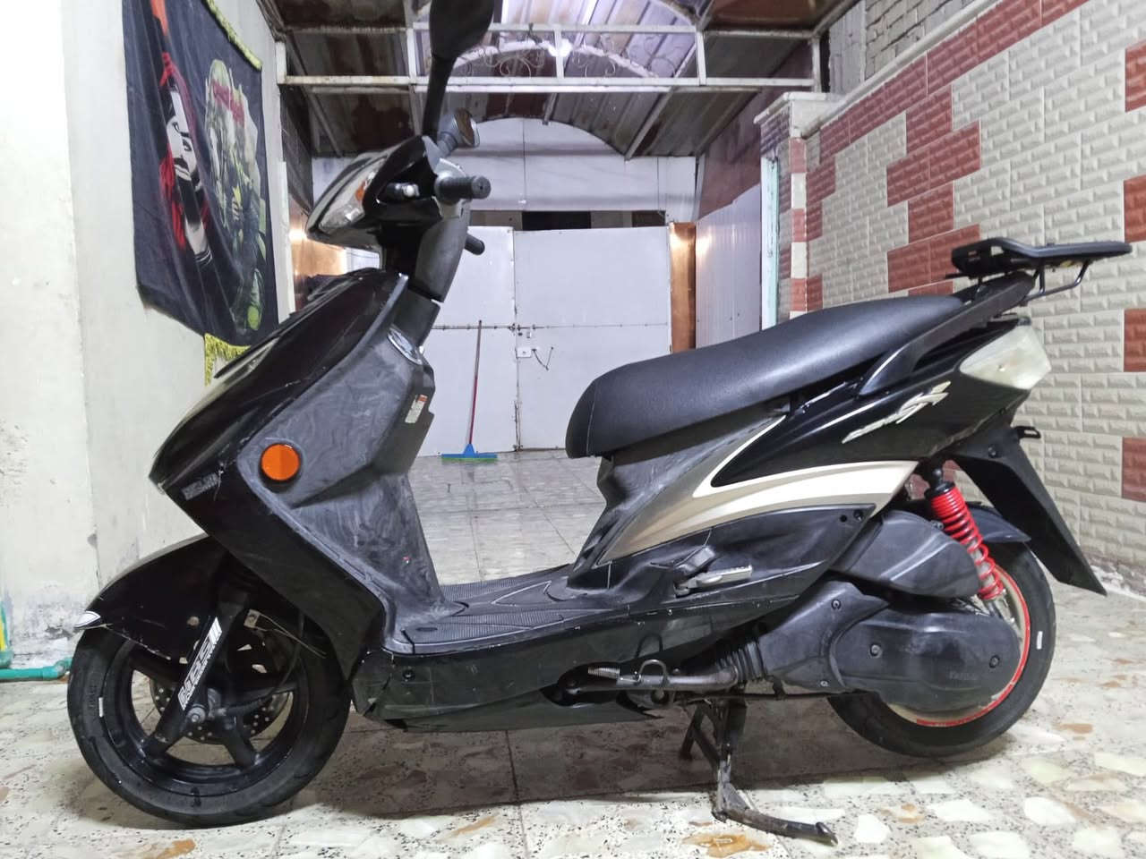 السلام عليكم
دراجة سكنس فحل جديدة لوك 
سرعة 140 خطين نوزل اسلف اصلي عداد كتروني شغال 
ام طلاعات ستاند كهرباي حساس وراقها ابسمي محرك ناعم ومكفول كفاله عامه 
شراي يتصل 
شرط جيب فيتر وتعال فحص براحتك
***********
