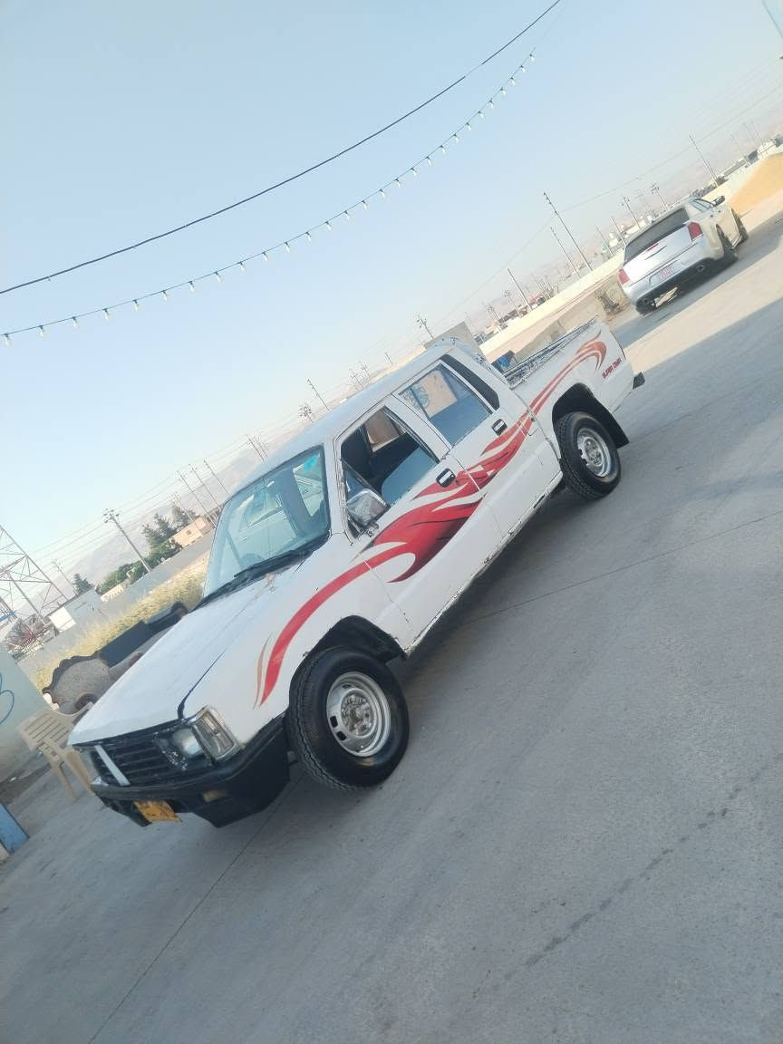 بە ناوی خودا مستەر بۆشی دە بڵ 
ئاڕمی پلاستیکی سلیمانی 
مە کینەی مستەر بۆشی 
4تایەی لۆکی 4ڕۆژە بۆی بەستراوە 
سە یارە کە زۆر تنو تۆڵە 
لایتو شتی هه موی ئیش ئە کات 
مۆدلی 1993
تازە کلاجو عەینەی بۆ گۆڕاوە پارەی ماتۆڕیکە
قفڵی قفڵی 9گڵایە 
***********
فایبەر واتس ئەپ السليمانية, العراق
