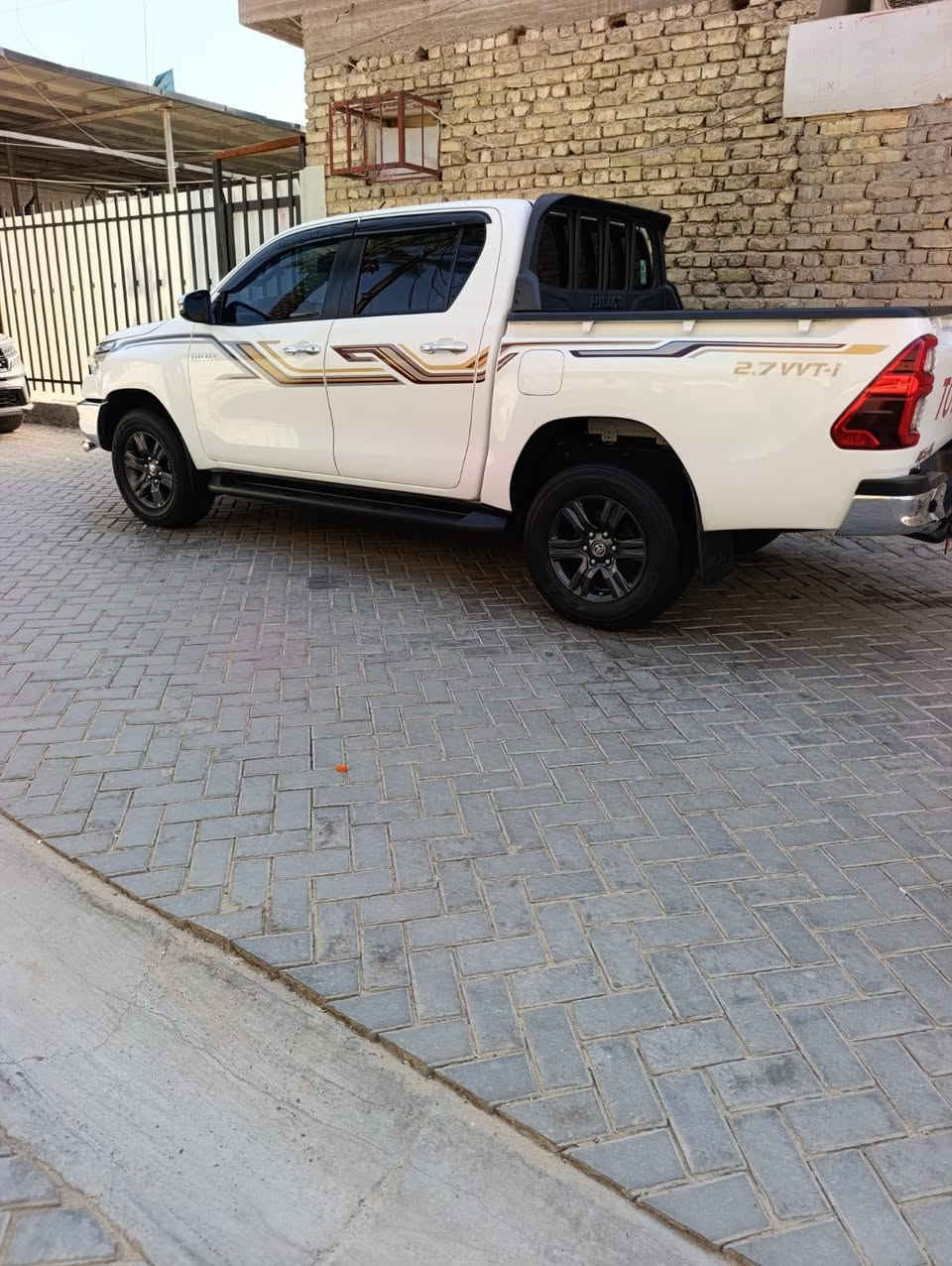 هايلوكس 2021 ماشيه 80 الف كفالة SAS بيها كتاب تضليل سعر 277$ وبيها شي بسيط ***********
