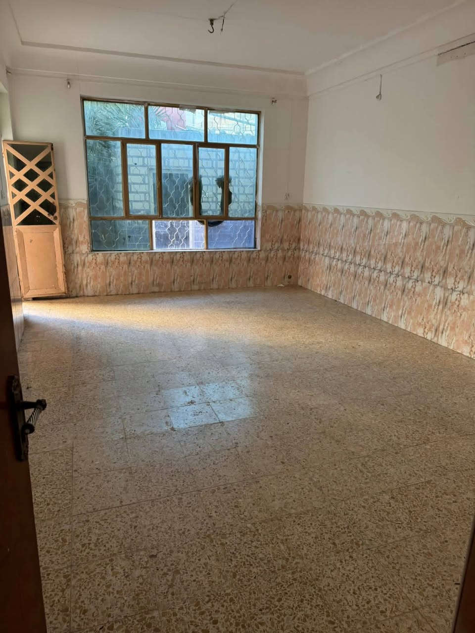 بيت للايجار في حي ابو طالب 200 متر غرفتين وصاله وستقبال ومطبخ وصحيات وكراج سياره التصال ***********
