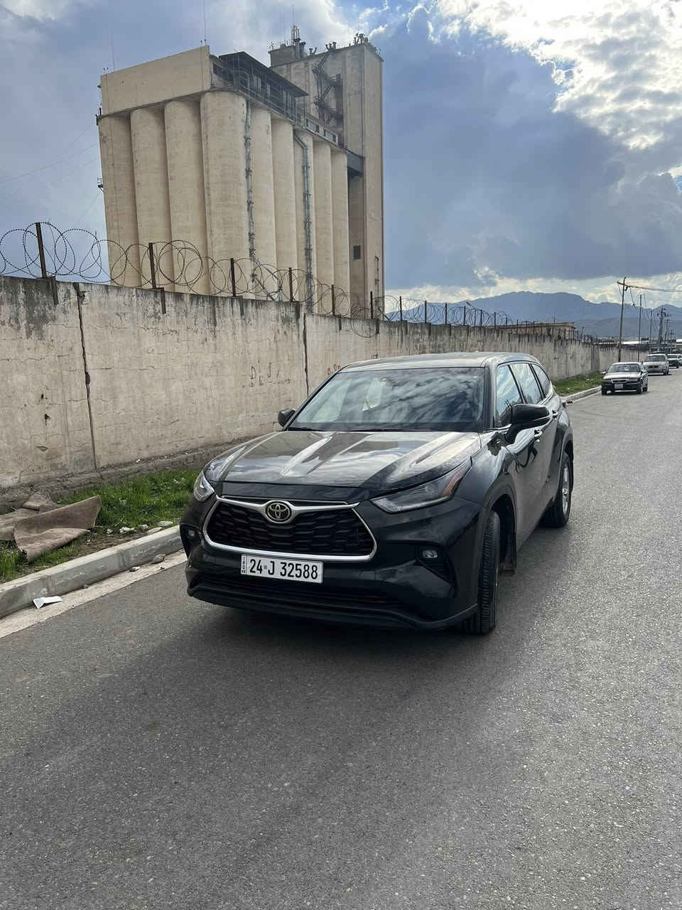 تويوتا هايلندر 2022 امريكي 
موصفات LE فول بس سلايت نين
6 بستن و ده بل اكسن مرغوب
داخلي كريمي يه و كهرباي يه 
كير ر مكينه شه رت 40 ريفه جويه
رقم و سنوي جديد شرط تحويل 
2 قتعه سبخ بجك داخلي نفري هه يه
سعر مناسب 240$ مجال /زاخوي يه
واتساب ***********
