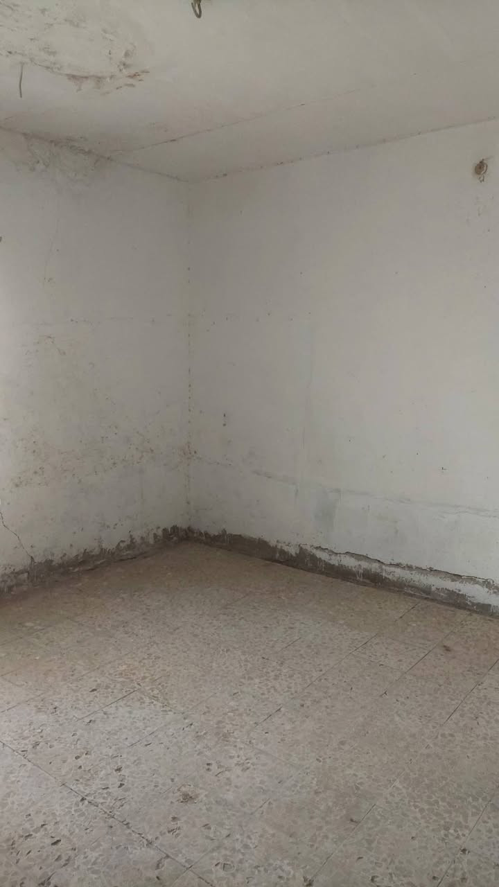 شقة للايجار 100م قرب مسجد السهلة غرفتين وصالة ومطبخ 250 الف مع الماء والكهرباء للاستفسار ***********
