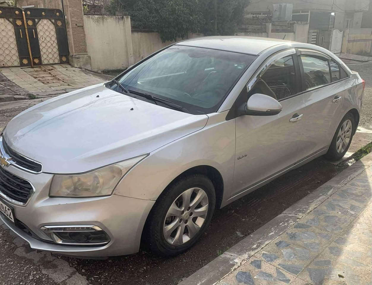 شوفرليت كروز 2017 سلفر خليجي رقم اربيل جديد السنوية باسمي 
مواصفات :-
- بصمة ابواب وبصمة تشغيل
- شاشة اعطال
- شاشة كبيرة
- كامرة وحساسات خلفية
- بلاجكتورات و لد امامي
- اشارة بالمري
- تحكمات استيرن 
- كروز سرعة
- ويل كب وحساسات تايرات 
السيارة بيها قطعتين كلير فقط بدون صبغ اثر شخط وبيها صبغ بقبغ الصندوق ماشر عليها بالصور
مكان السيارة الموصل 
السعر 93 $
الاتصال على الرقم 
*********** موصل, نينوى
