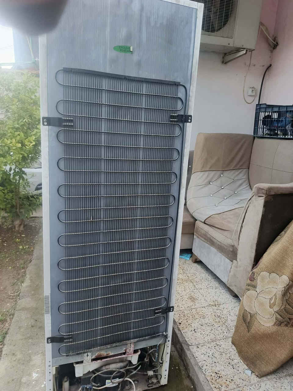 ثلاجه للبيع نضيفه السعر 100 وبيها مجال شرط تجميد ***********
