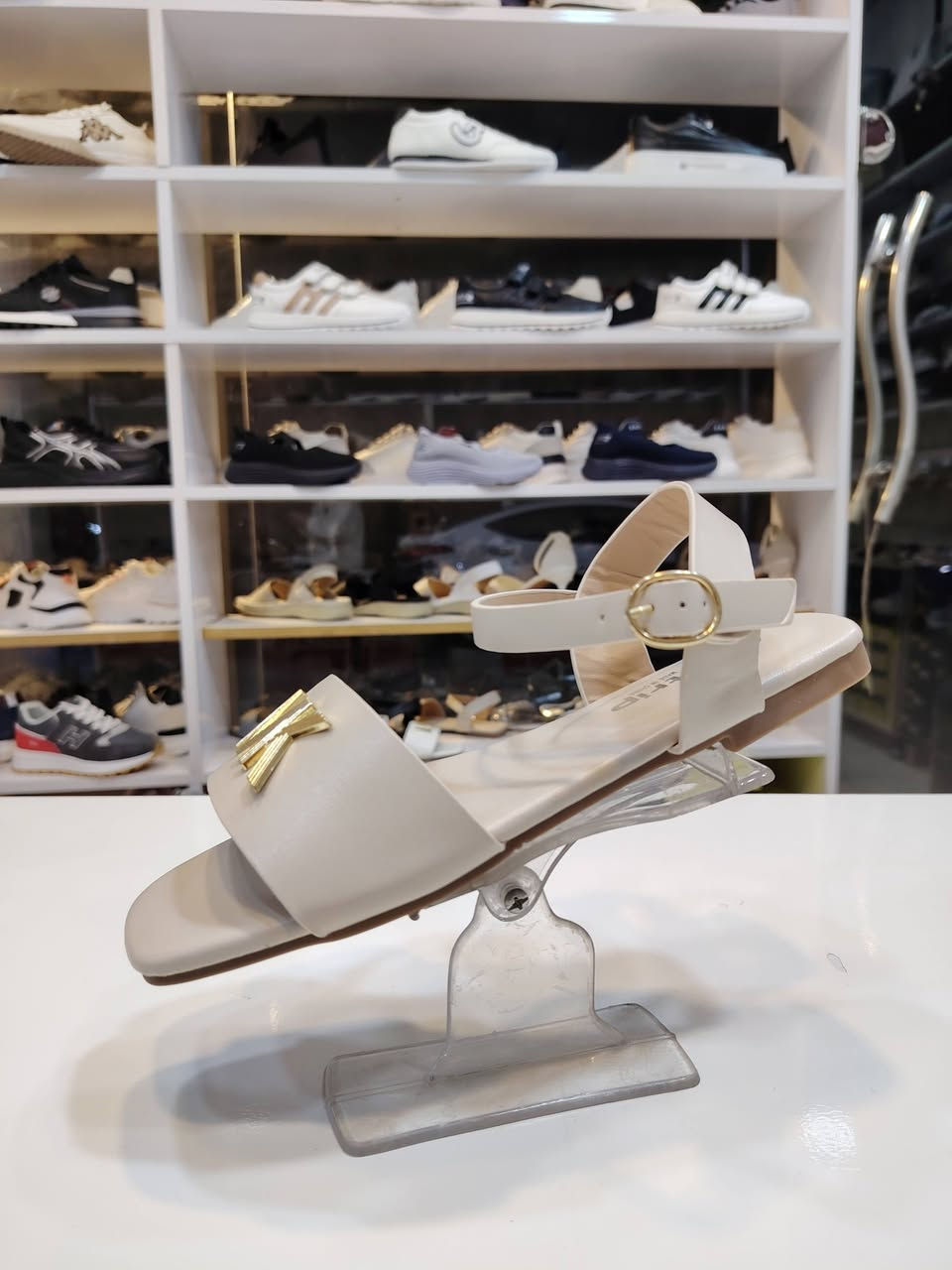 #جديد
#الآنسة
صندل فلات
قياسات 37_41
مجمع حجي قاسم خلف حبيب مول
يوجد خدمة توصيل داخل خانقين
واتس ***********
