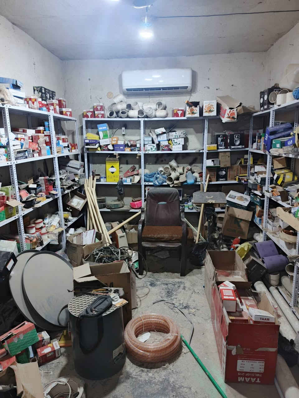 محل بلديه للبيع مسدد من البلديه ما عليه ديون موقع ومكان مميز على ثلاث شوارع في الحي العسكري الناصريه مركز مقابل روضه عبد الله الرضيع. شارع المدارس ثلاثه عرضه وسته طوله للبيع مع المواد انشائيه كهربائيات مع الرفوف والسبليت الاختيار المشتري المحل واحد او الاغراض وحدها او الاثنين معا البيع                        الجاد يتصل ***********
