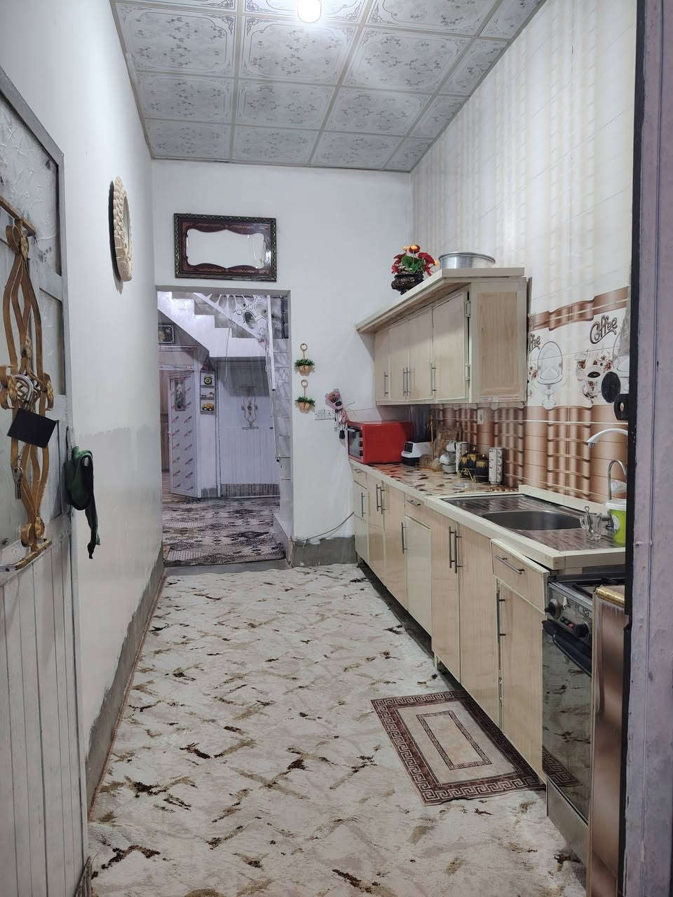 بيت للبيع  بناء جديد متكون من غرفة وهول وستقبال ومطبخ وبيتونة 
قريب ع شارع حيل مكان حي السلام ***********@
