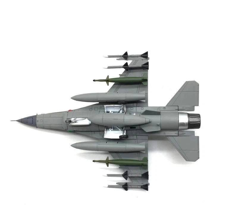 للبيع مجسم معدني لطائرة مقاتلة من طراز F-16D Fighting Falcon بمقياس 1/72.
نوع المجسم: طائرة محاكية مصنوعة من خليط معدني (Diecast).

التفاصيل الفنية: يتميز المجسم بتصميم "425th Fighter Squadron" الخاص بسلاح الجو السنغافوري.

الملحقات: يأتي المنتج مع حامل عرض معدني قابل للتركيب.


**إذا كنت صاحب هذا الإعلان وتريد حذفه لأي سبب، رجاءا أرسل رسالة إلى الدعم الفني**