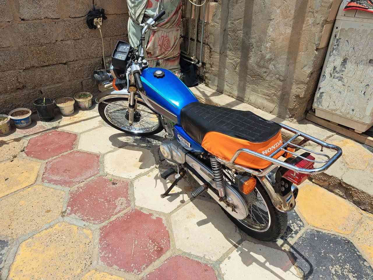 دراجه للبيع موديل 21 ارشا اصلي 7 اوراق اصوليه
دراجه نضيفه حلوه مال جني
محرك مفتوح ستوني مجفته بعده عل سحك
نقصه باتري فقط
شاصي مكفول من لحيم والعواج
سعره ٦٠٠ وبيها مجال 
***********
