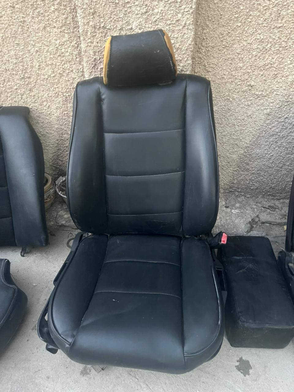 السلام عليكم لبيع كشنات BMW500 كهرباء شغلات ومطوراتهن كامل بس يردلهن ترتيب لن متروكات يعني تنضيف تزيت السجاج لا كسر لا شك نضفات السعر ١٧٥ وبيهن مجال بصيط مكاني بغداد المشتل ***********
