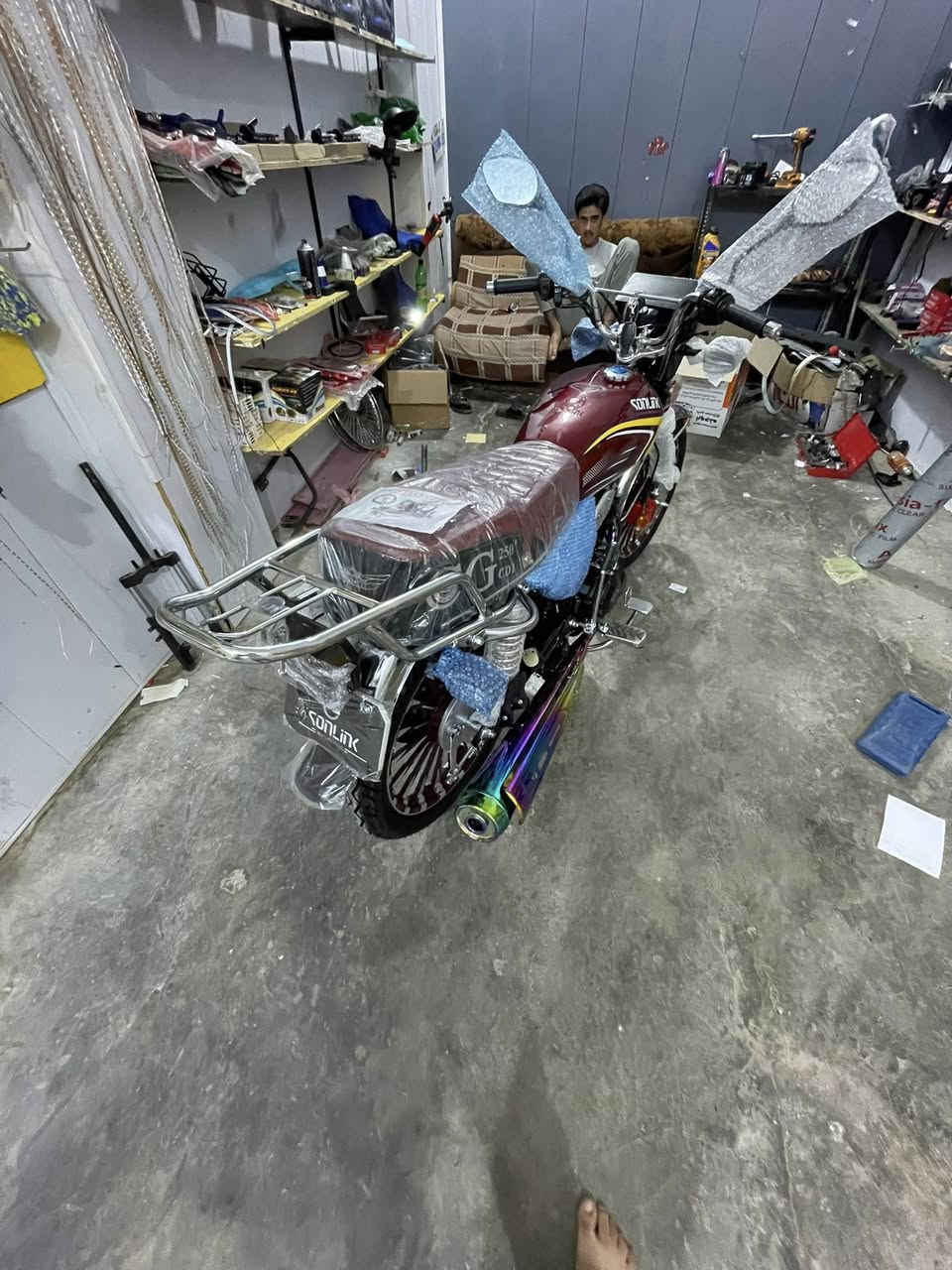 سلام عليكم توصفر سونلك250سيسي باب اول ضاغطه وزنجيل دراجه صفر كيلو متر حتى بانزين ماحطيت الها الي ياخذها يجيني للمحل يفول بانزين ويطلع دراجه منفيس فقط مامسجله رايدها ب مليون و300وبيها مجال بسيط الدراجه صفر كيلو يعني ما ماشيه للتواصل***********الموشراي لا يتصل
