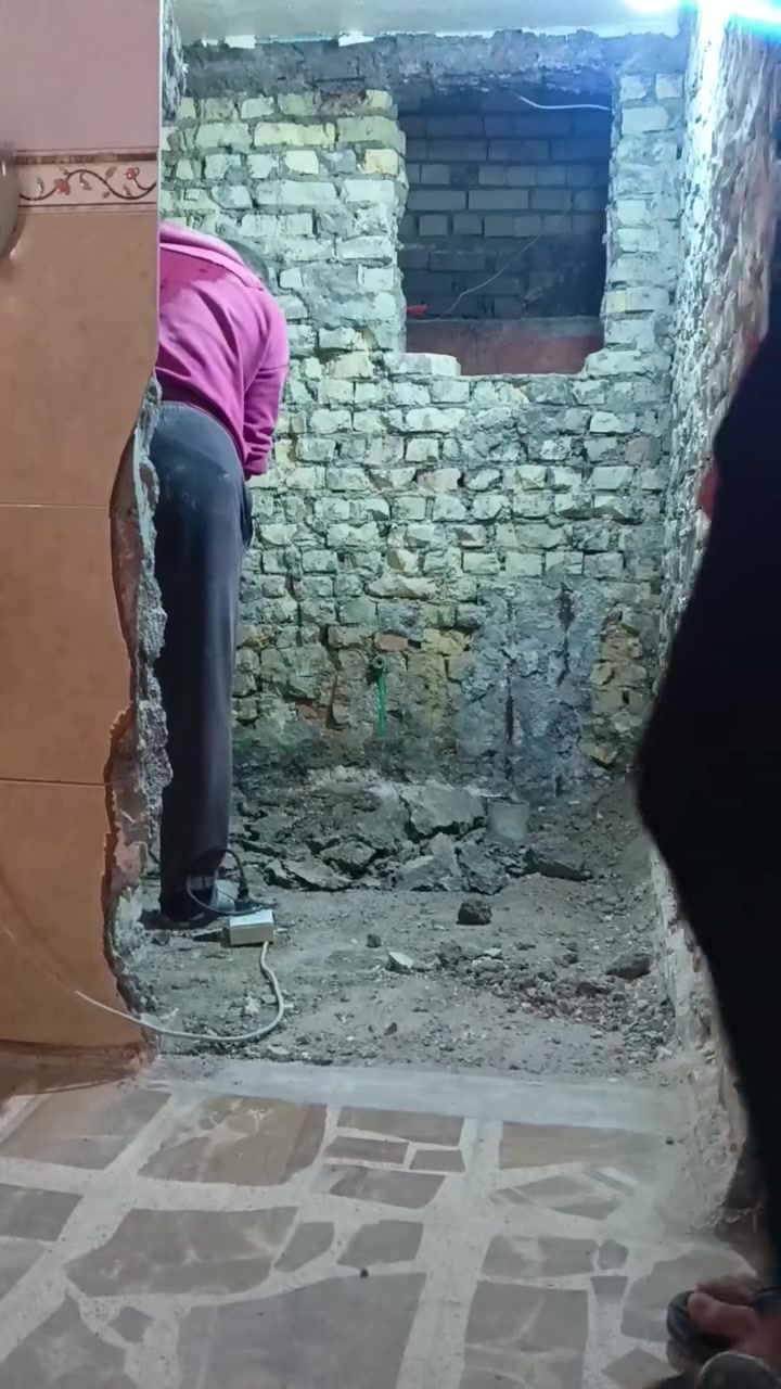 كادر مختص بالتفليش والتگشير وقلع الارضيات والترميم اخوكم ابو يقين اتصل *********** بي واتساب متفرغ حالياً بغداد كرخ ورصافه
