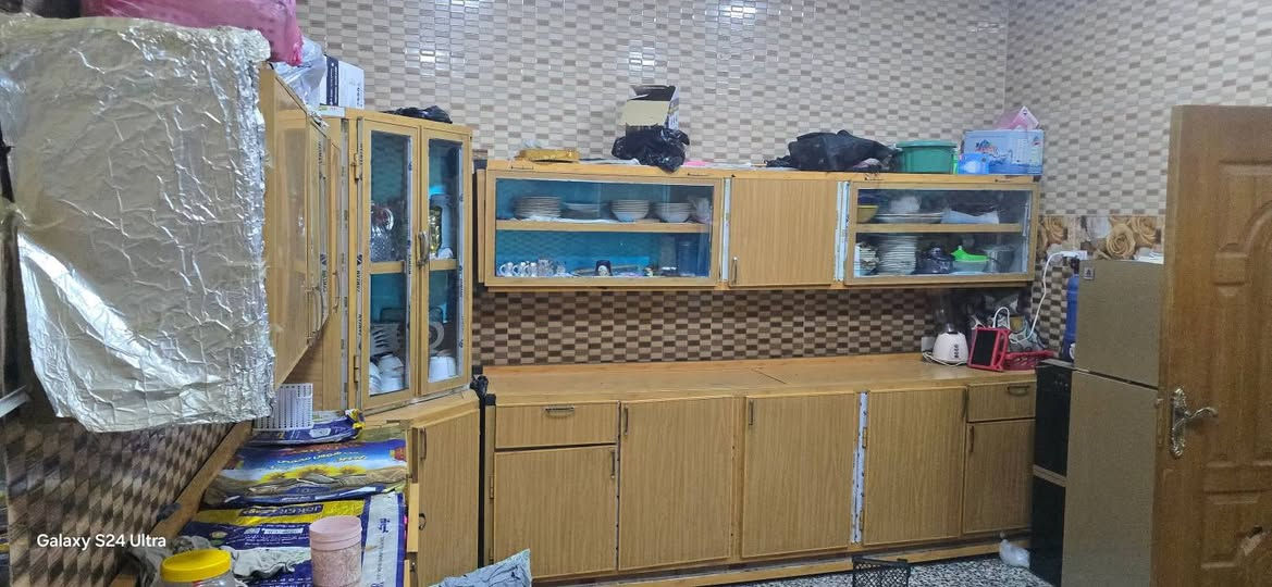 بيت. للبيع. مساحه. 125 م.  موقع ممتاز.

حي العسكري العابد. قطاع 11 يم سوك لعابد. تفتح الباب اطب بلسوك.

البيت. طابوك. كله. بناء درجه اولى. سنه البناء 2020

صب مسلح كونكريت. البيت  طابق ونص يحتوي ع غرفتين نوم  وصاله كبيرة وستقبال خارجي ومطبخ وصيحيات داخلية وخارجية ومنور داخلي.

البيت. كله حجر وسيراميك. للسكف. ومطبك كاشي من الخلفية للباب الحوش. 

لاستفسار. الاتصال. ع رقم. ***********
ومتواجد ع فيس اذا ماعدك رصيد 😅✌️
