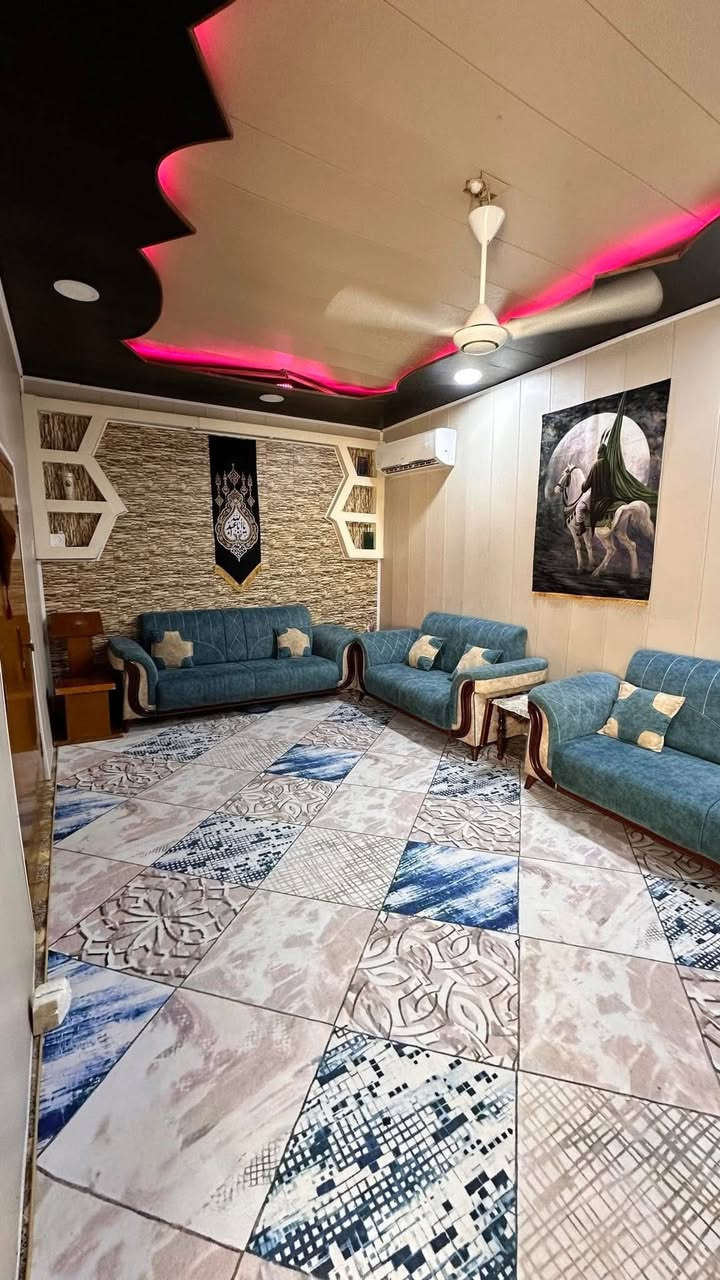 بيت طابقين ركن على 3 شوارع طابو صرف مساحه 230م وجه البيت للشارع العام على ساحه قرب المحكمه الجديده مقابل خنيطله قرب دائرة الكهرباء الجديده 
يحتوي على محل 

بناء طابوك قديم كونكريت 
يتكون من استقبال وهول  وغرفتين  ومطبخ وصالة ومجمع صحيات داخلي وخارجي وساحه كبيره 
الطابق الثاني يتكون من غرفه وصاله ومطبخ ومجمع صحيات 

المنطقه مشموله بالشغل الجديد 
السعر 125 وبي مجال قليل 
واتساب *********** علاء بدر
