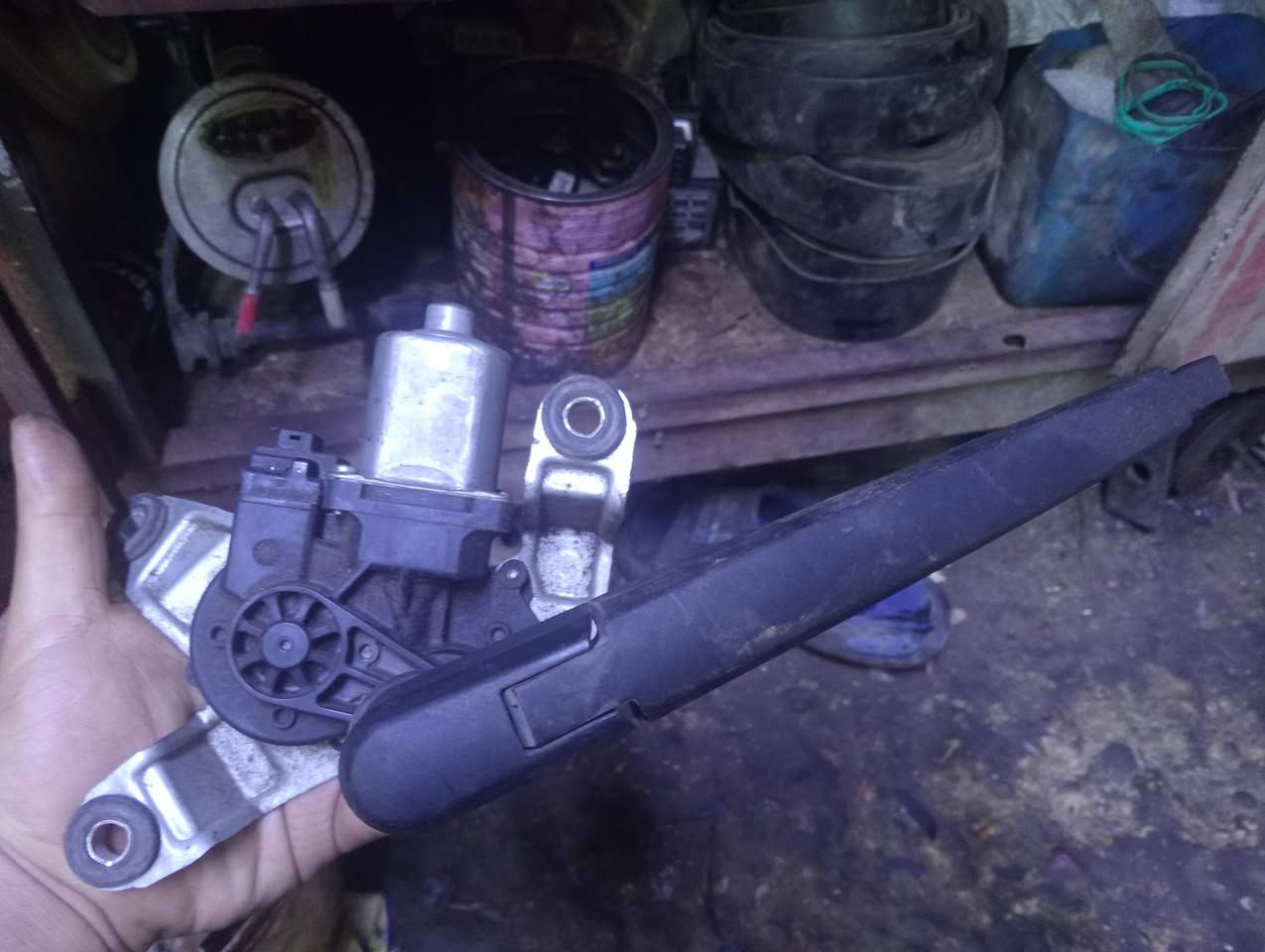 سلام عليكم
كيلون شفط جنطه 
وماطور ماسحه خلفي 
***********
