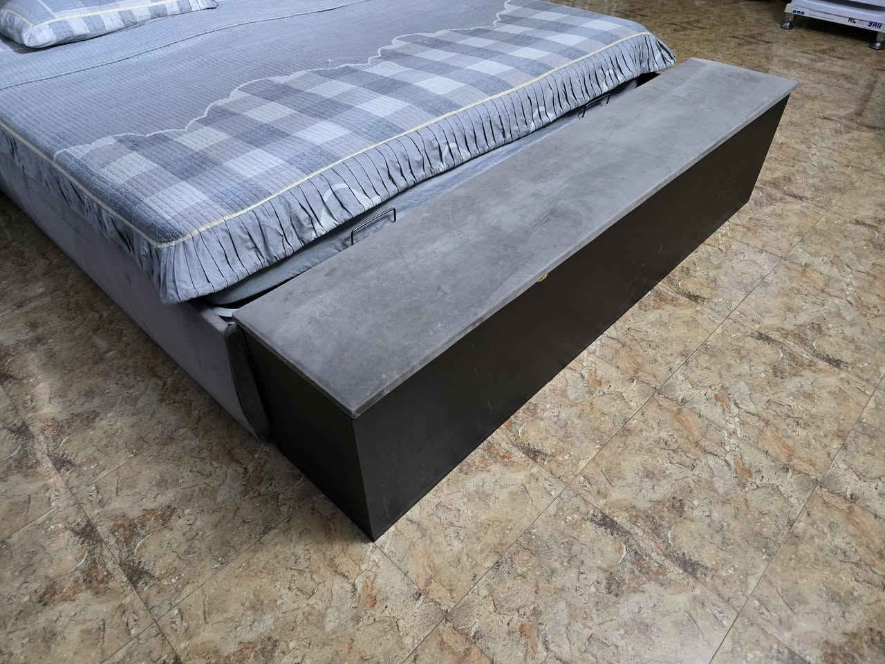 السلام عليكم 
غرفة نوم تركي نظيفة جدا عنوان بالحلة 
***********
